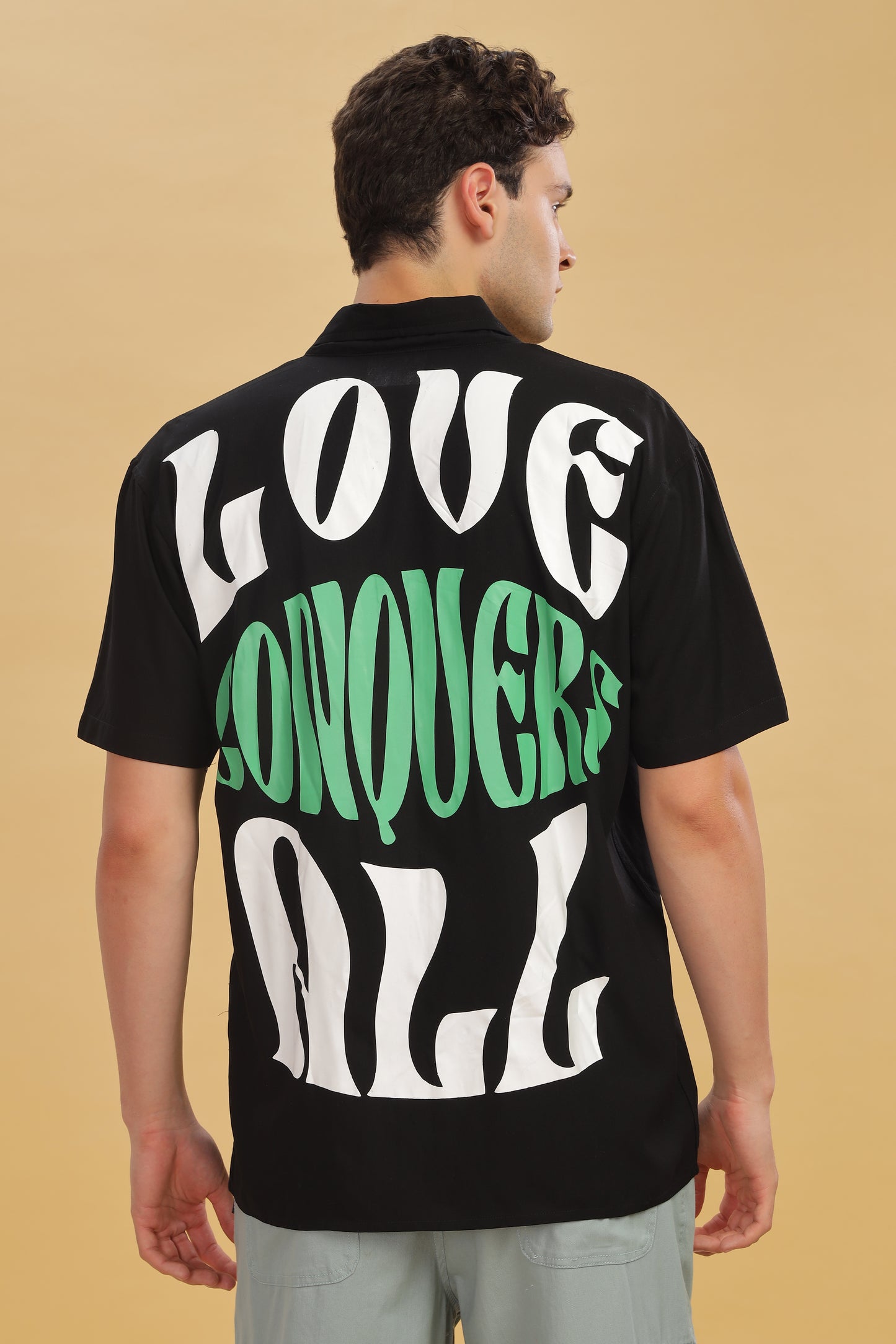 Love conquers all shirt - Black