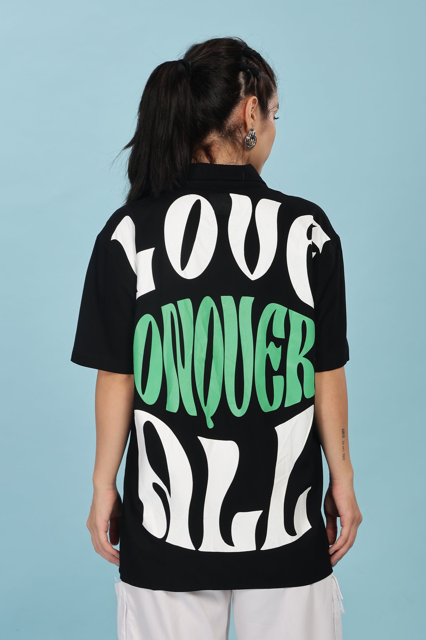 Love conquers all shirt - Black (Slightly cropped)